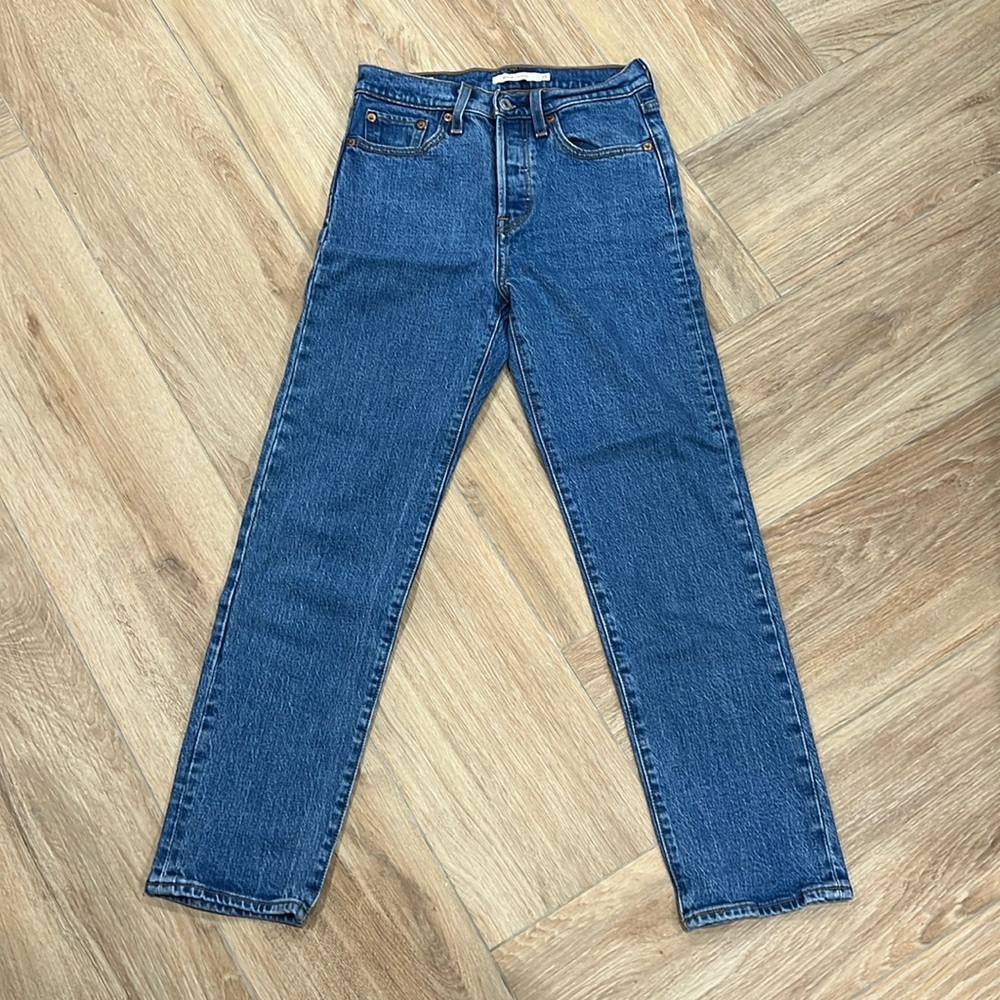 🌸3 for $20 or 5 for $30 Levi’s wedgie straight jeans
